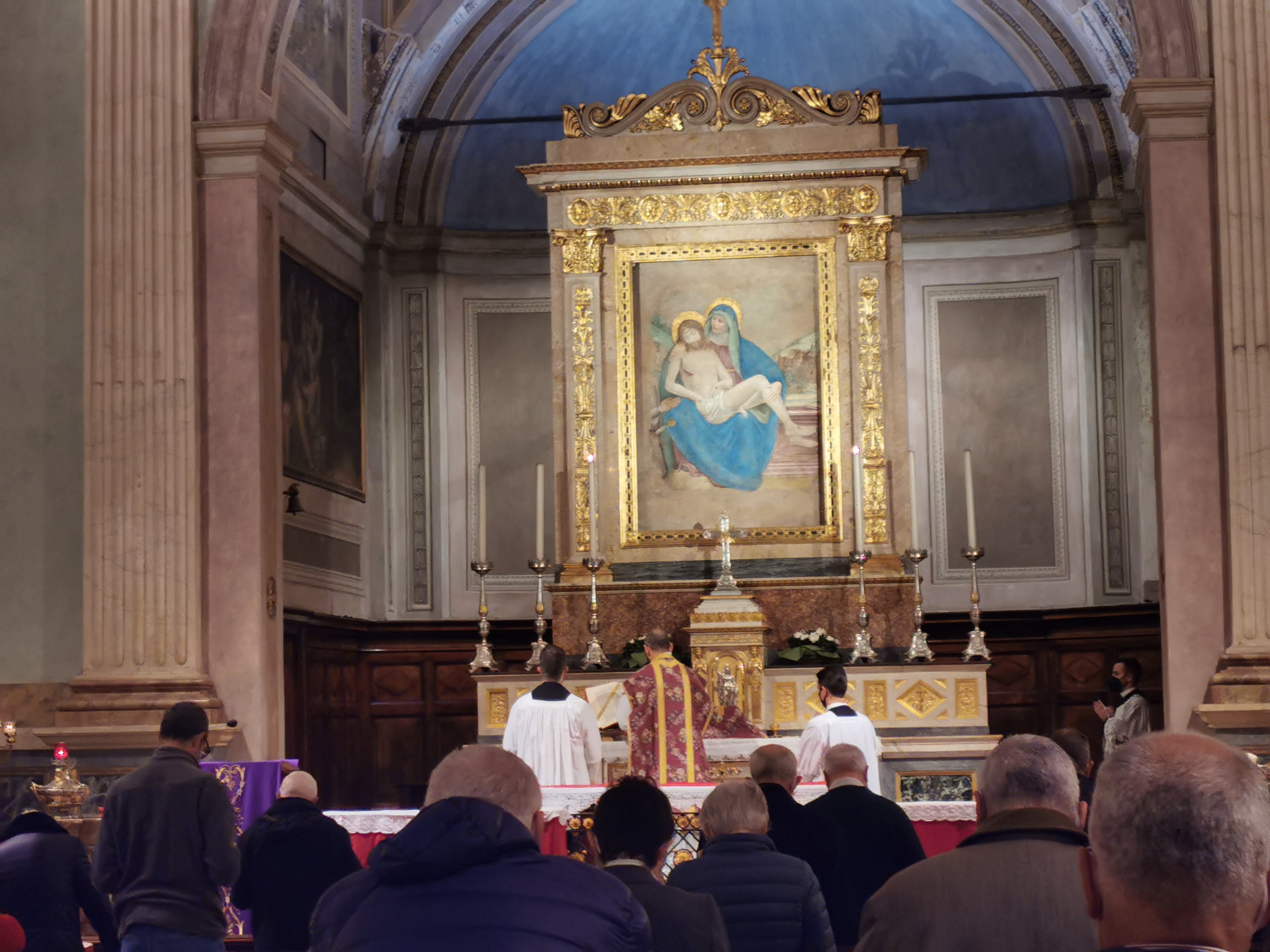 interno di Santa Maria della consolazione durante la messa