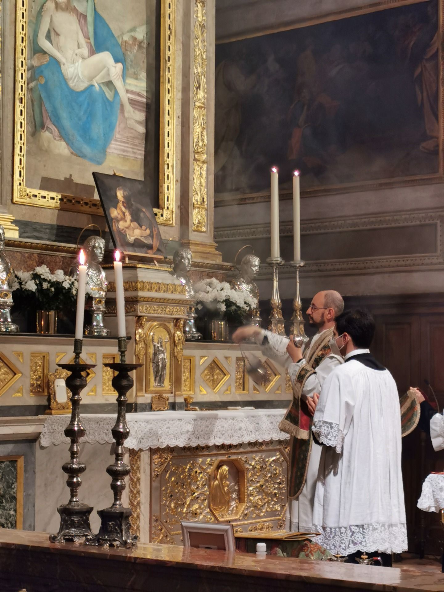 Immagine del prete che celebra la messa all'altare